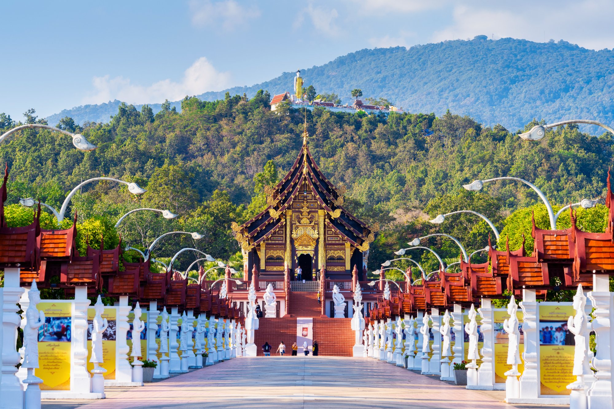 泰北寺庙与群山